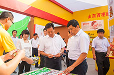 金年会(金字招牌,信誉至上)董事局主席李长云陪同参会嘉宾参观枣博会 金年会(金字招牌,信誉至上)董事局主席李长云陪同参会嘉宾参观枣博会