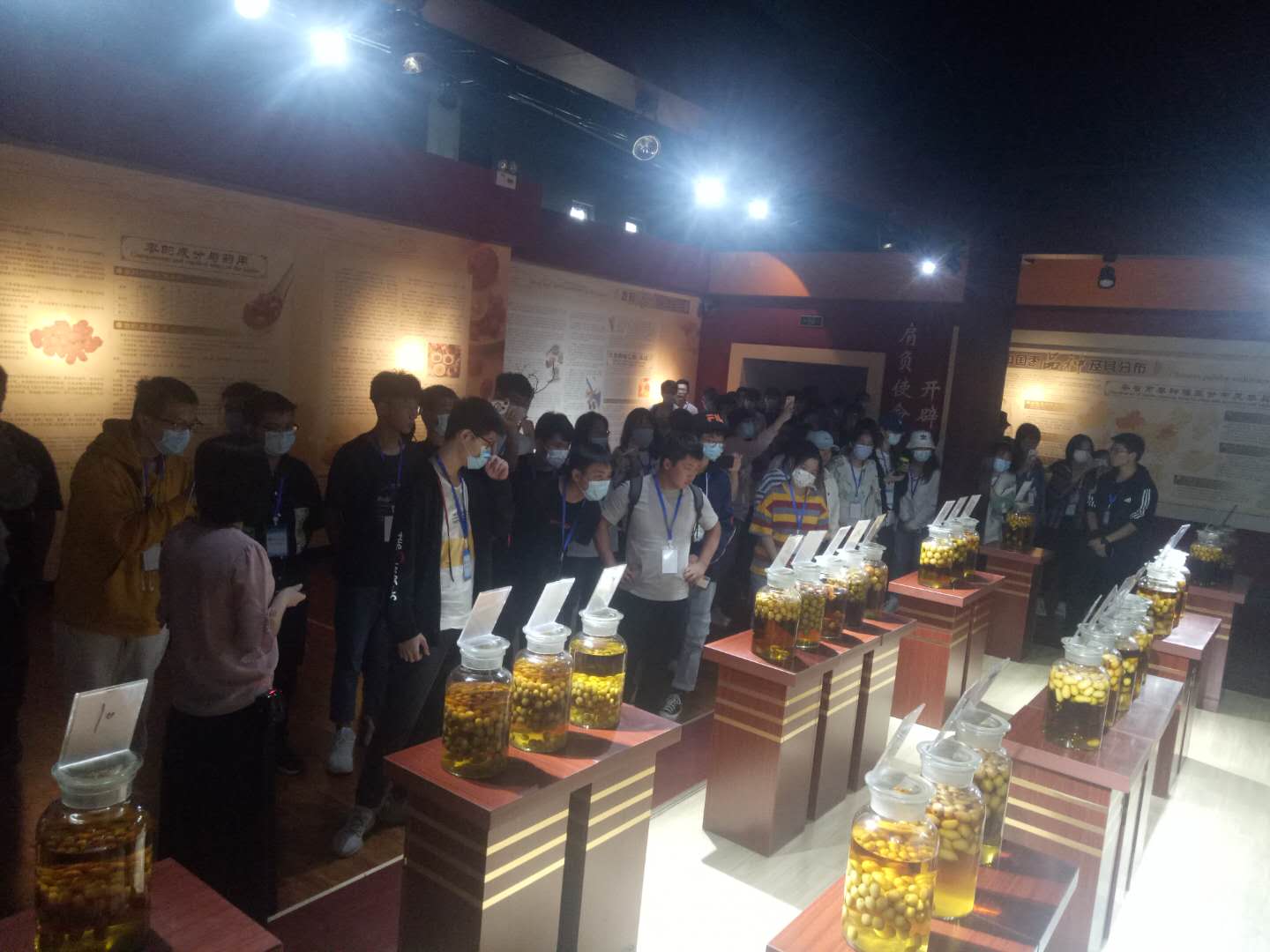 山东齐鲁大学师生走进百枣纲目(集团)参观 山东齐鲁大学师生走进百枣纲目(集团)参观